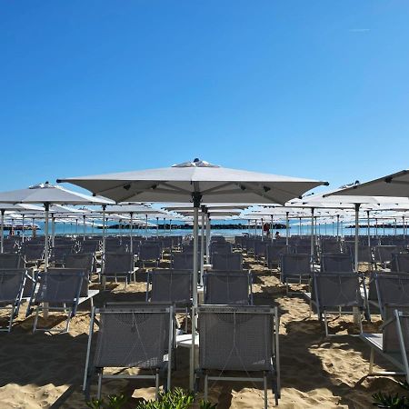 Hotel Flying Pesaro Exteriör bild