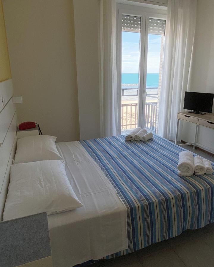 Hotel Flying Pesaro Exteriör bild