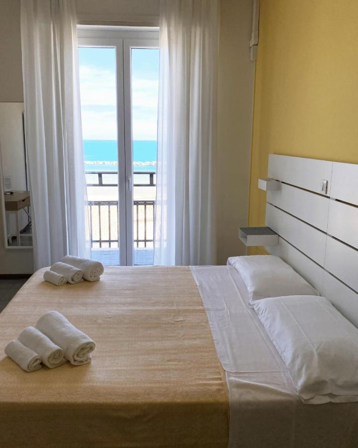 Hotel Flying Pesaro Exteriör bild