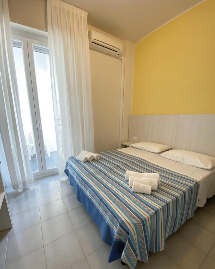 Hotel Flying Pesaro Exteriör bild