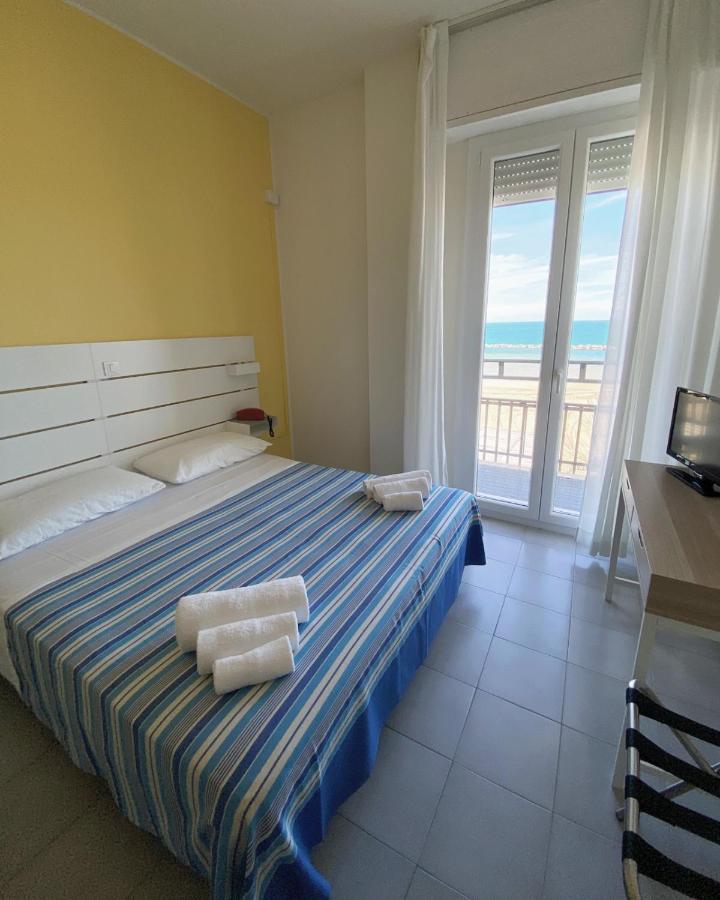 Hotel Flying Pesaro Exteriör bild
