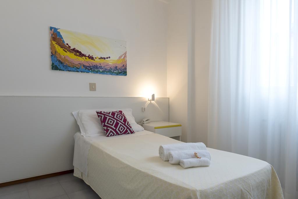 Hotel Flying Pesaro Exteriör bild