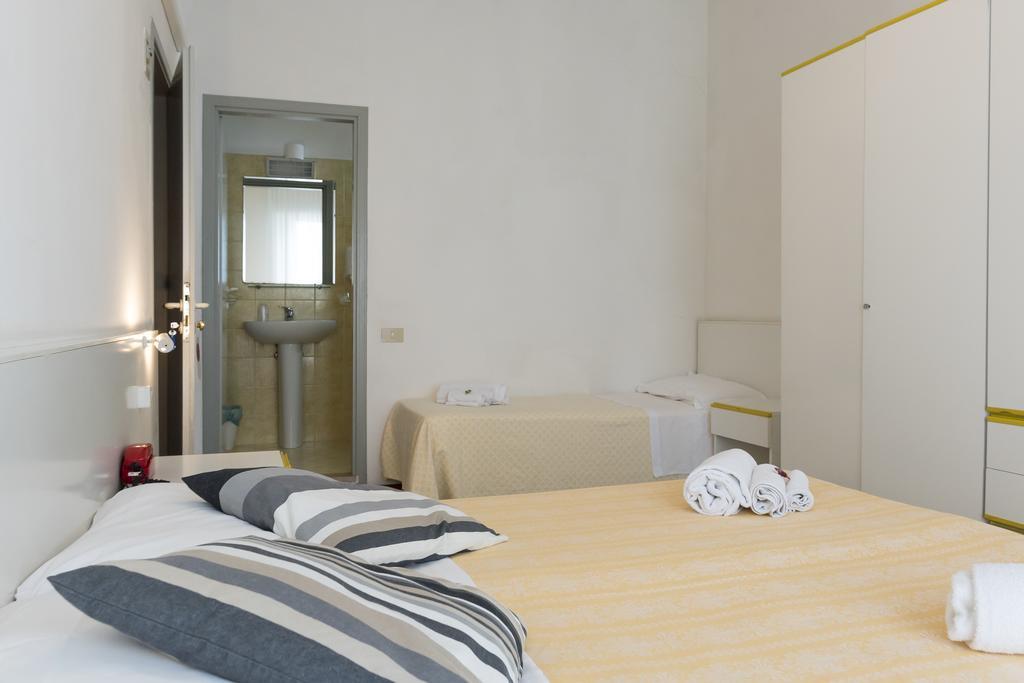 Hotel Flying Pesaro Exteriör bild