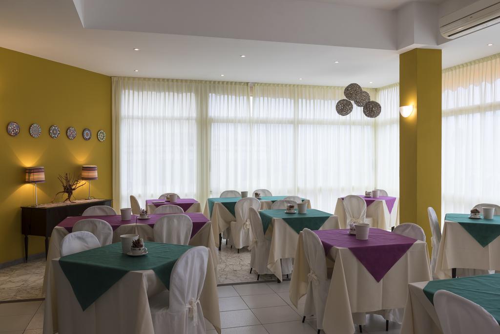 Hotel Flying Pesaro Exteriör bild